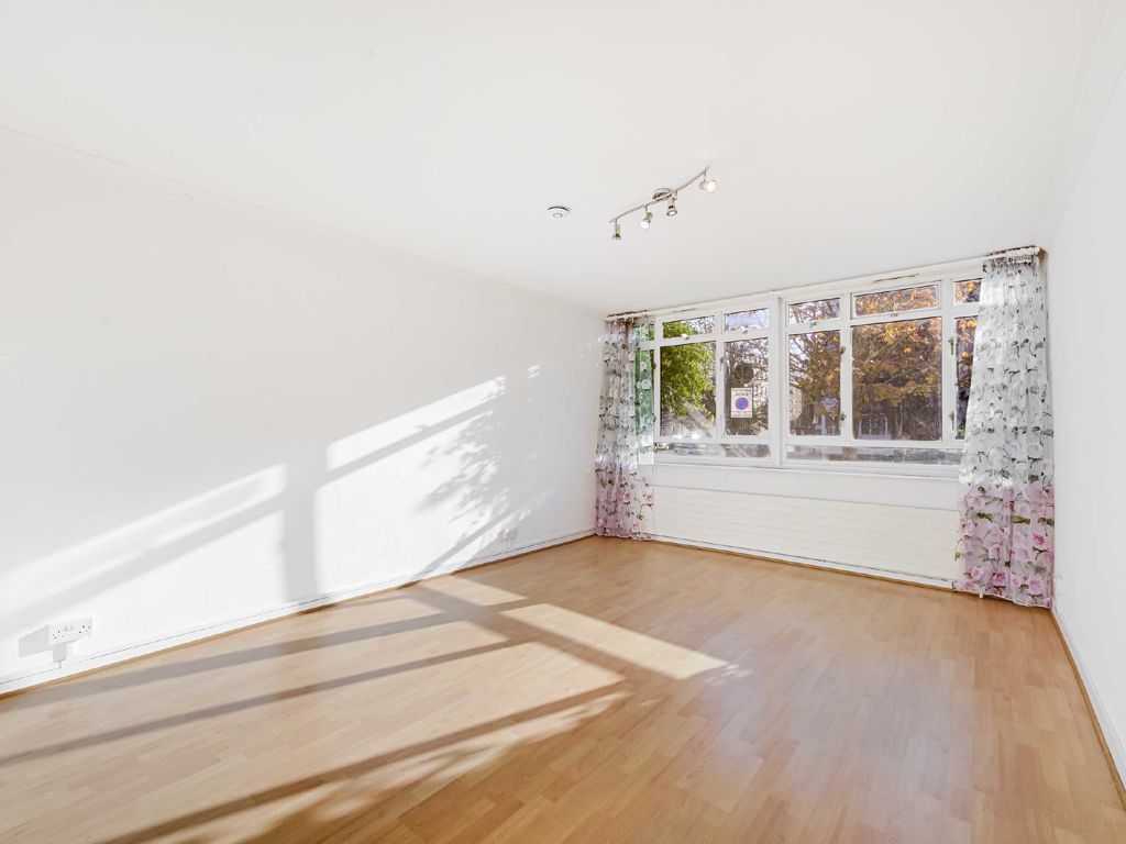Studio to rent in Churchill Gardens, London SW1V, £1,603 pcm