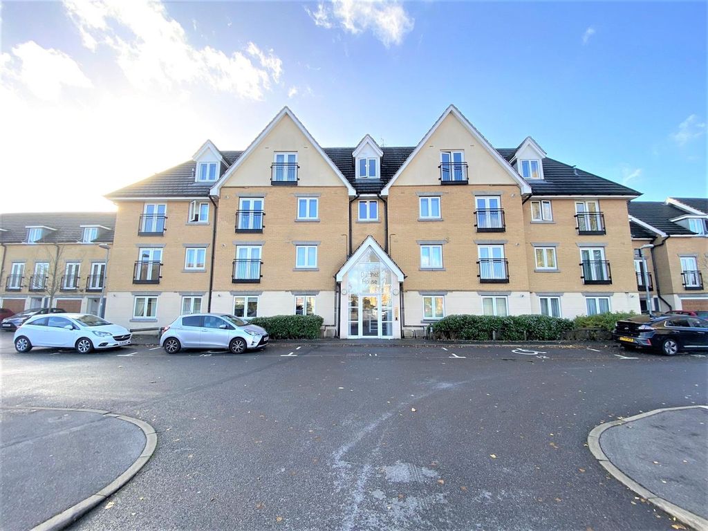 1 bed flat for sale in Datchet House, Hounslow TW4, £225,000