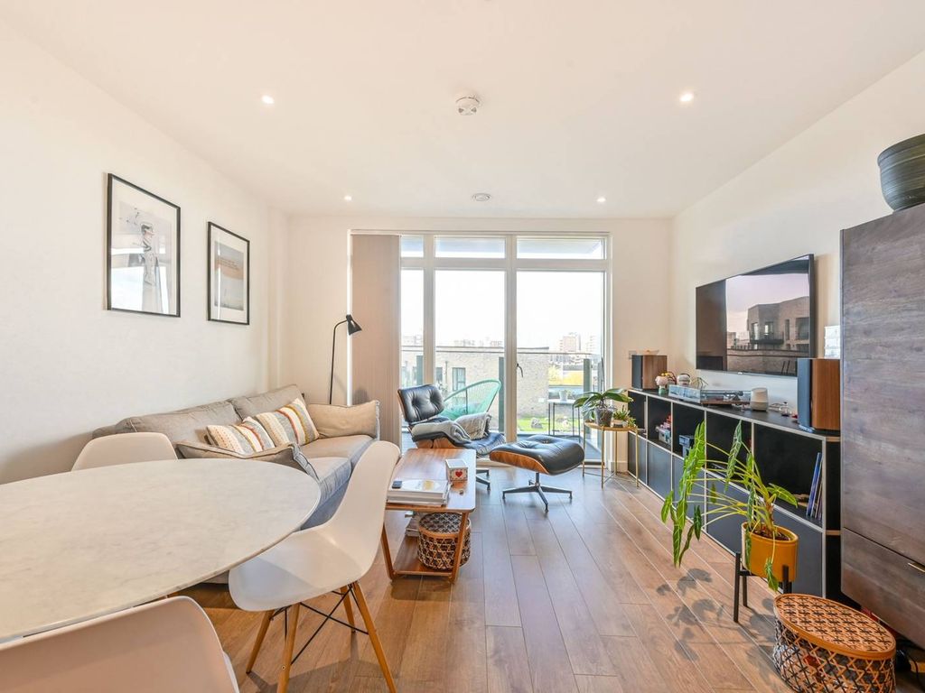 1 bed flat for sale in Chorley Court, Poplar, London E14, £415,000