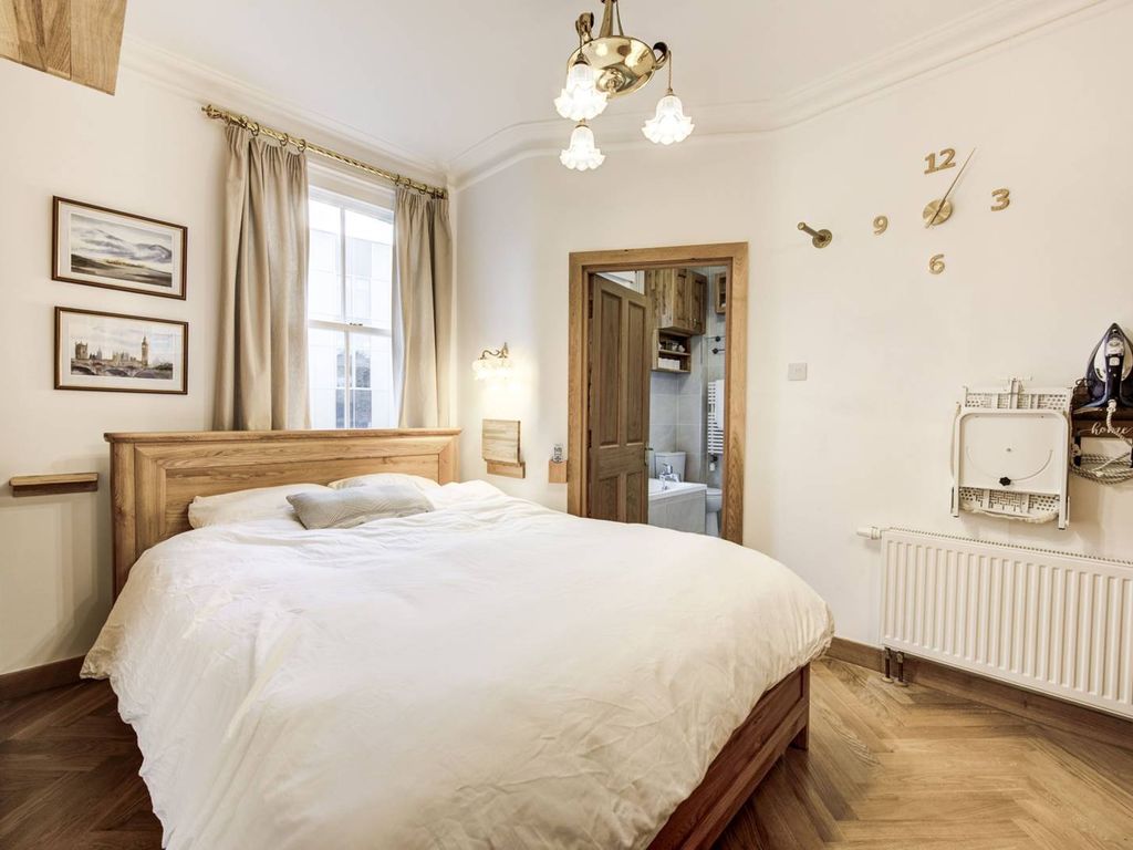 1 bed flat for sale in Margravine Gardens, Barons Court, London W6, £600,000