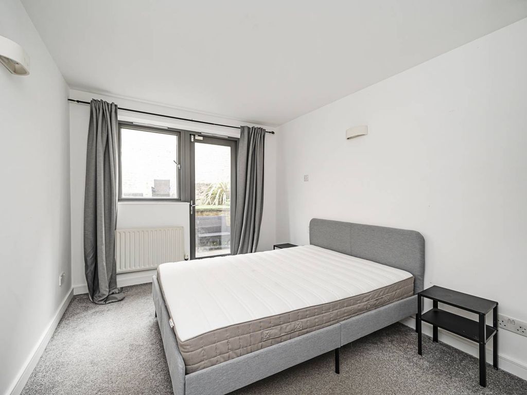 2 bed flat to rent in Mile End Road, Whitechapel, London E1, £2,800 pcm