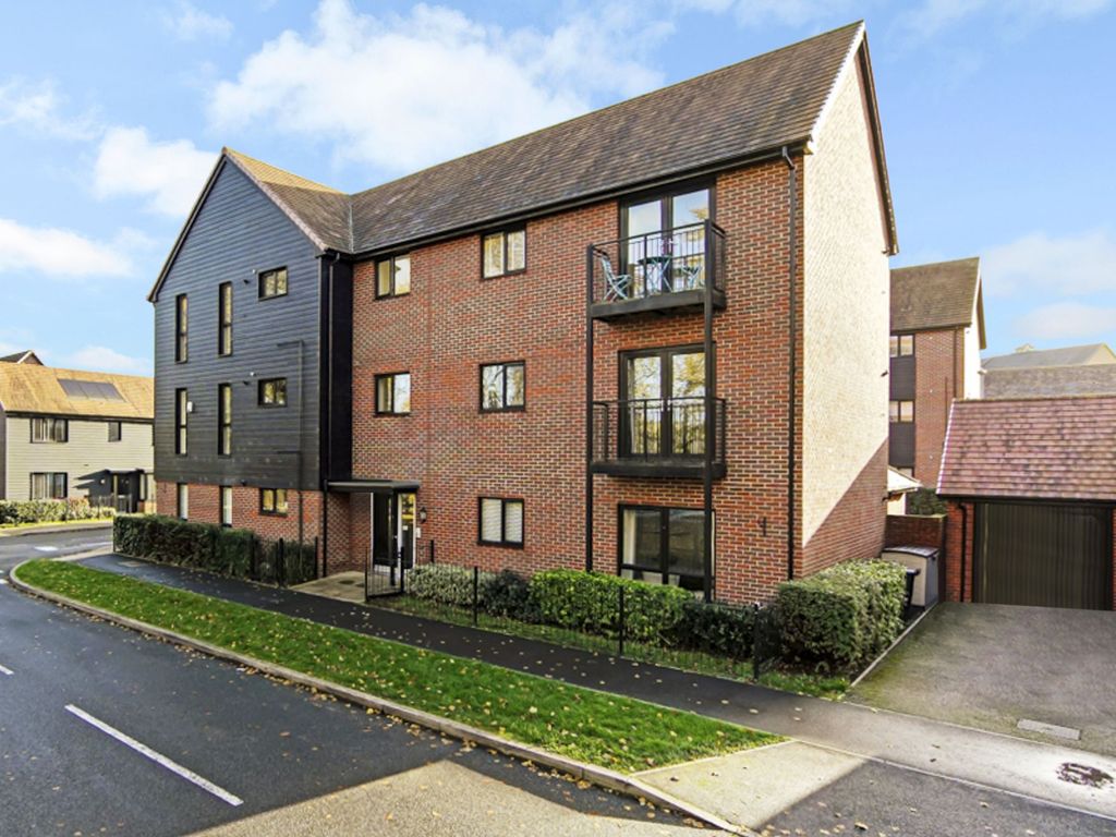 1 bed flat for sale in Bannister Way, Leybourne, West Malling, Kent. ME19, £200,000