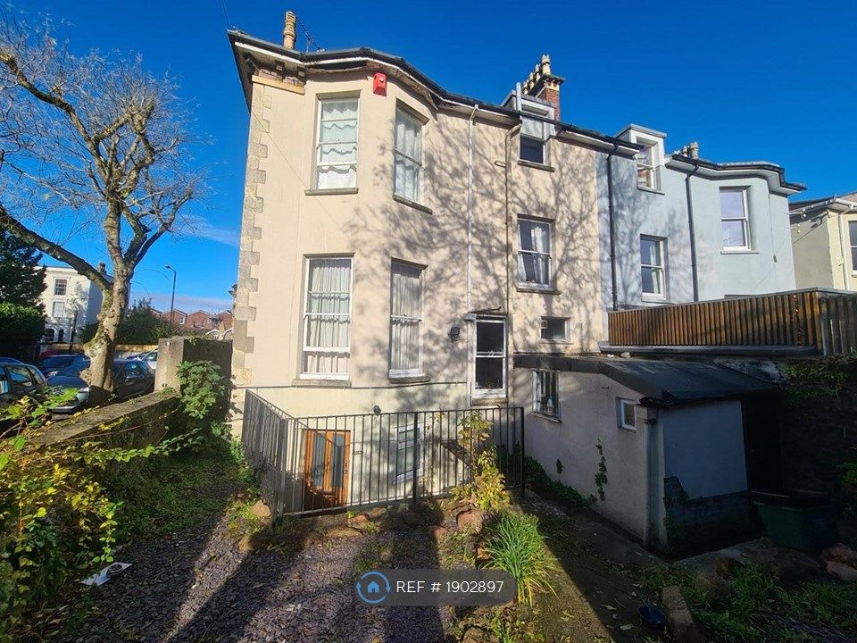 3 bed flat to rent in Alma Road, Clifton, Bristol BS8, £700 pcm