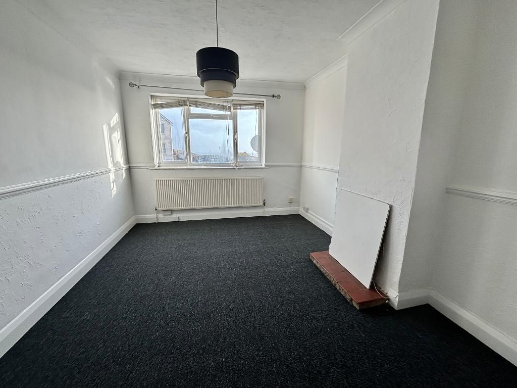 2 bed flat to rent in Longridge Avenue, Saltdean BN2, £1,250 pcm