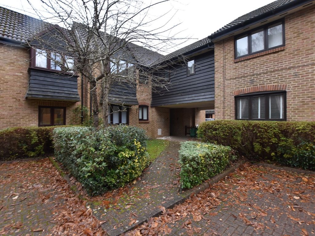 2 bed flat to rent in Wentworth Close, Crowthorne RG45, £1,250 pcm