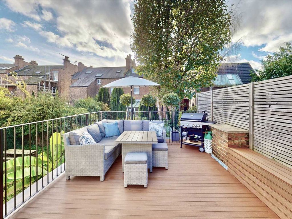 1 bed flat for sale in Archway Road, Highgate N6, £450,000