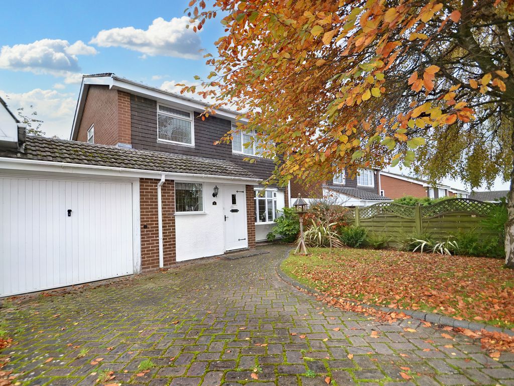4 bed link-detached house for sale in Islington Close, Newport TF10, £320,000