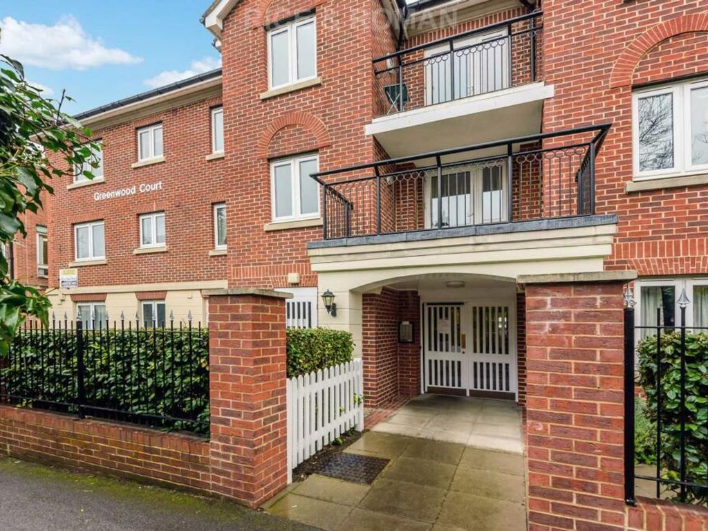 1 bed flat for sale in The Parade, Epsom KT18, £155,000