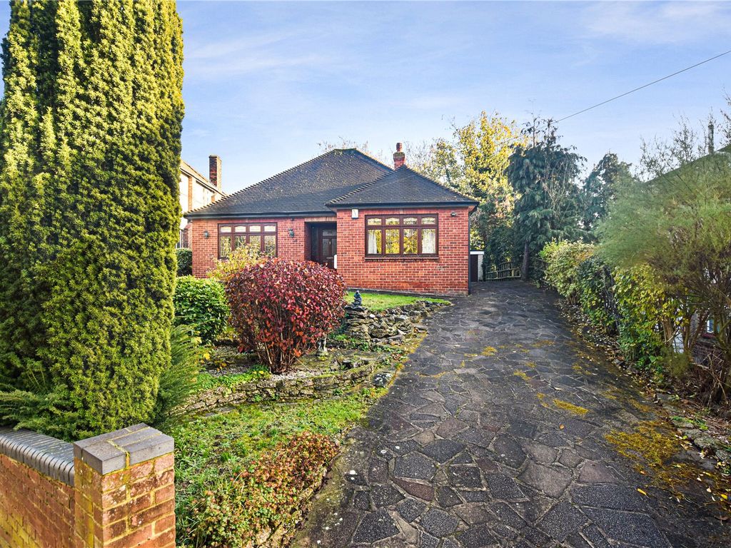3 bed bungalow for sale in Arcadian Close, Bexley DA5, £650,000