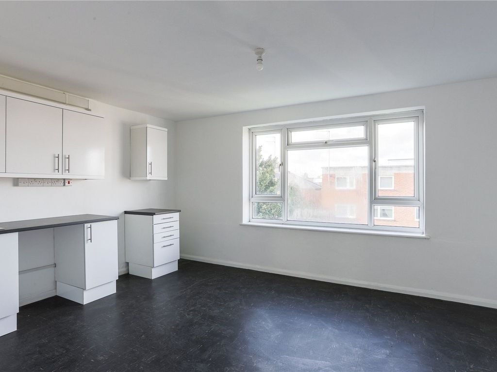 2 bed flat for sale in Brownlow Road, London N11, £349,000