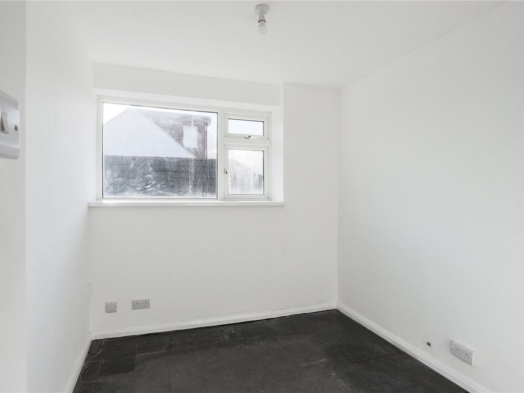 2 bed flat for sale in Brownlow Road, London N11, £349,000