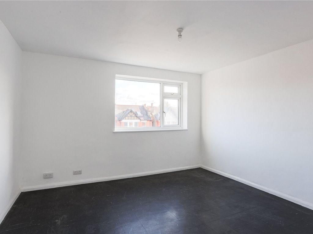 2 bed flat for sale in Brownlow Road, London N11, £349,000