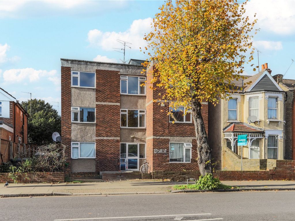 2 bed flat for sale in Brownlow Road, London N11, £349,000