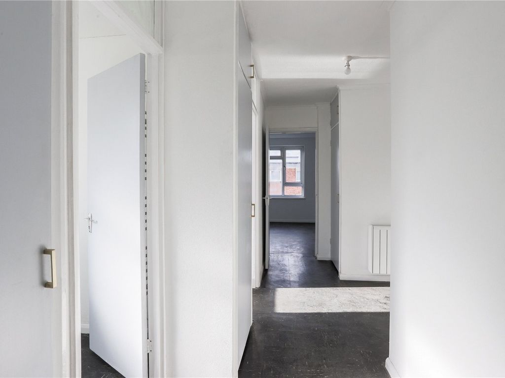 2 bed flat for sale in Brownlow Road, London N11, £349,000