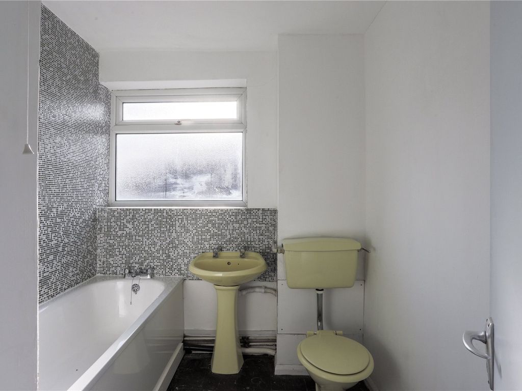 2 bed flat for sale in Brownlow Road, London N11, £349,000