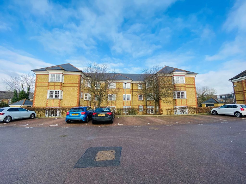 2 bed flat for sale in Blackwell Close, Wincmore Hill N21, £365,000