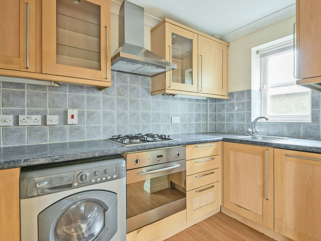 2 bed flat to rent in Reading Road, Winnersh, Wokingham RG41, £1,300 pcm