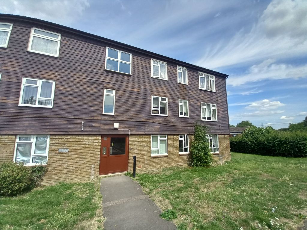 2 bed flat for sale in Turnford, Broxbourne, Hertfordshire EN10, £200,000