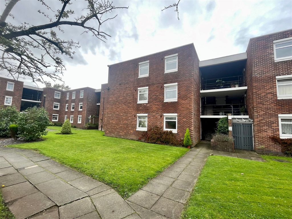 2 bed flat to rent in Green Park, Netherton L30, £725 pcm