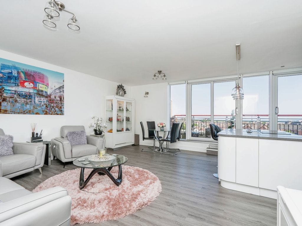 3 bed penthouse for sale in Brecon House, The Canalside, Gunwharf Quays PO1, £750,000