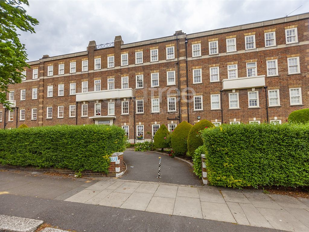 3 bed flat to rent in Brampton Court, Brampton Grove, Hendon NW4, £2,150 pcm