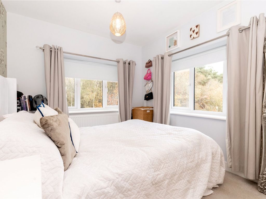 2 bed flat for sale in Blackdown Close, Deepcut GU16, £250,000