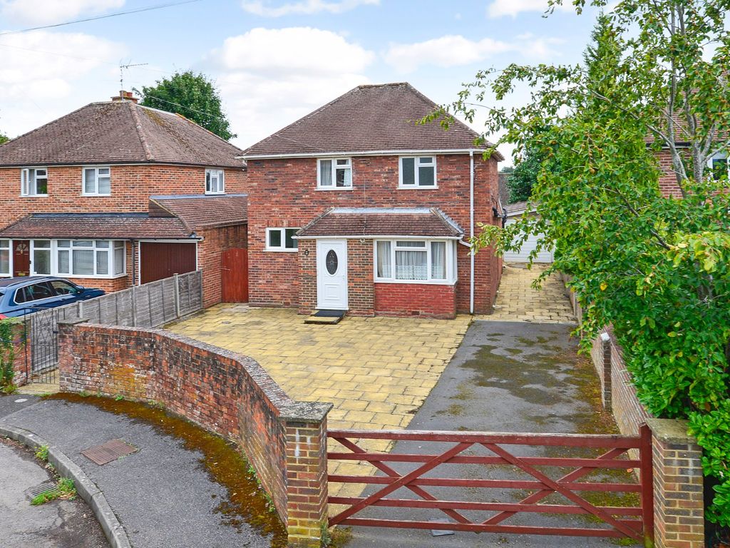 3 bed detached house for sale in Godalming, Surrey GU7, £575,000