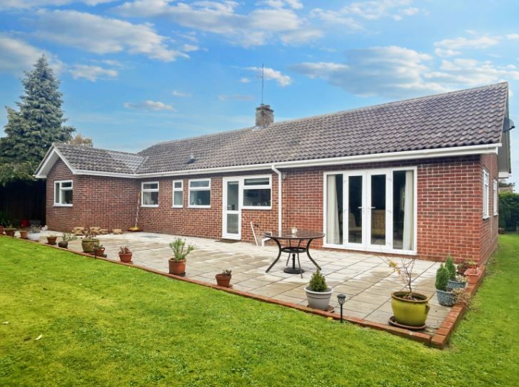 3 bed detached bungalow for sale in Cleaves Drive, Walsingham NR22, £415,000