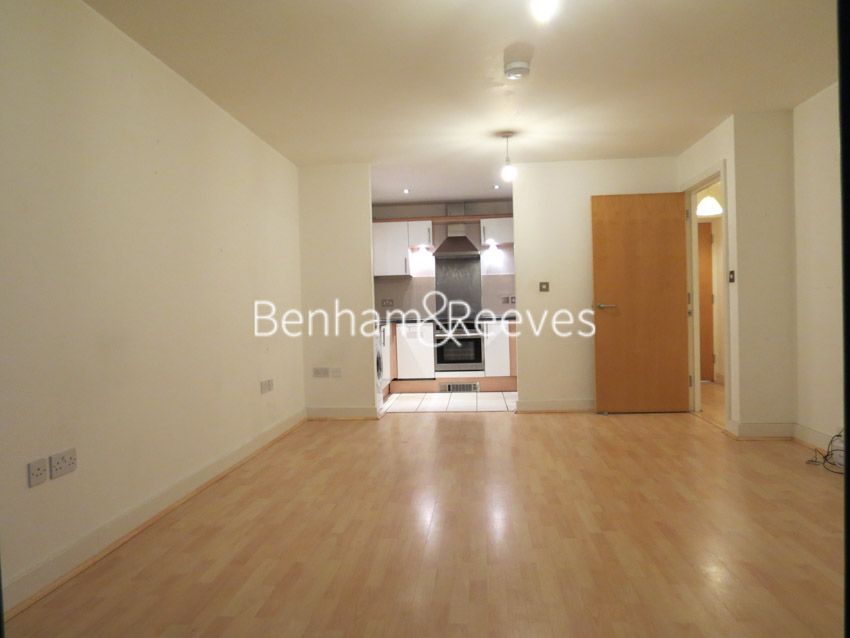 2 bed flat to rent in Avante Court, Kingston KT1, £1,890 pcm