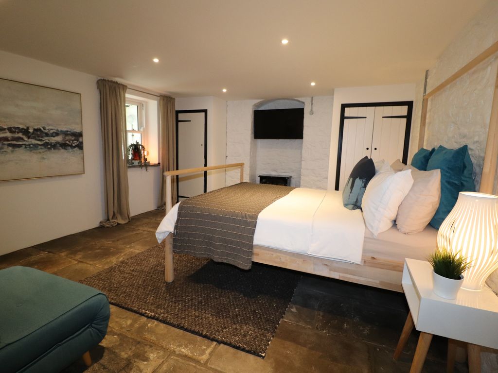 3 bed flat for sale in Llandaff Place, Llandaff, Cardiff CF5, £600,000
