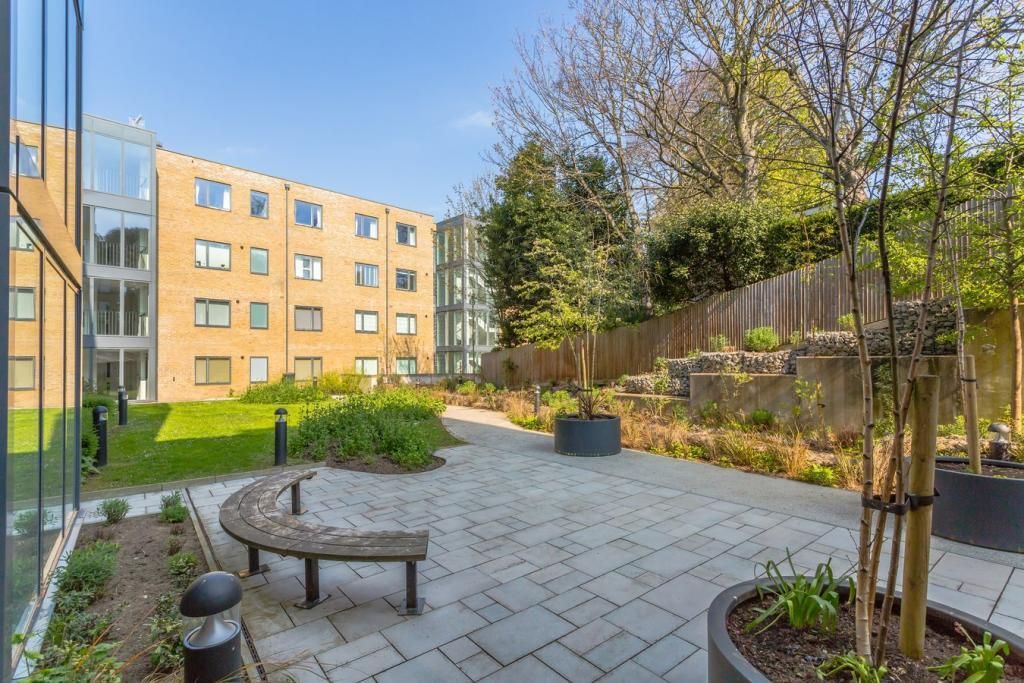 1 bed flat for sale in Hove Park Gardens, Hove BN3, £175,000