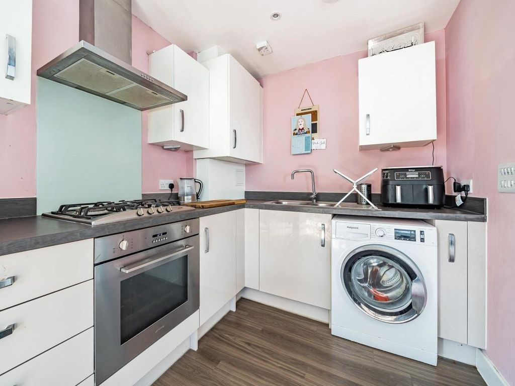 1 bed flat for sale in Hove Park Gardens, Hove BN3, £175,000