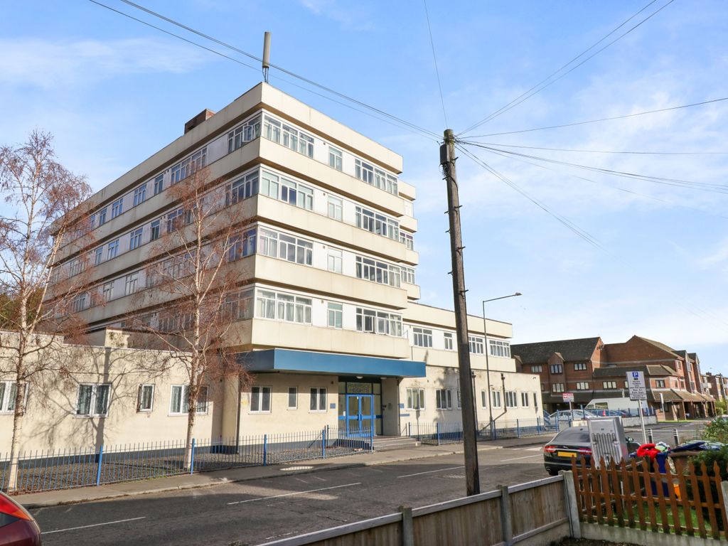 1 bed flat for sale in Dock Road, Tilbury RM18, £140,000