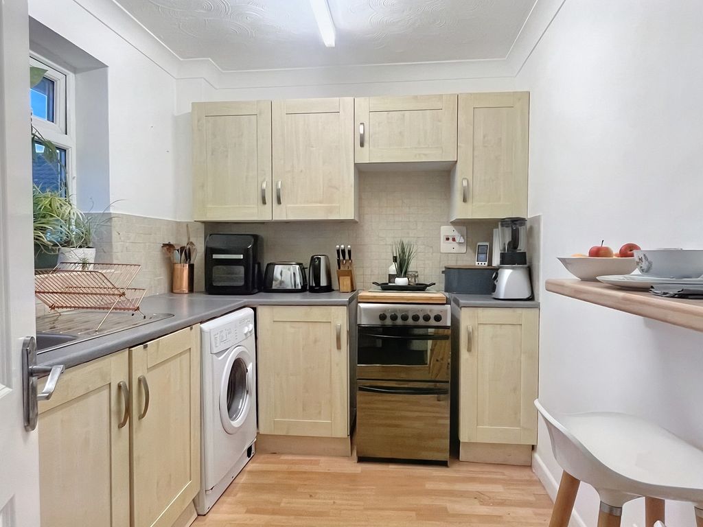 1 bed flat for sale in Moorland Road, Weston-Super-Mare, North Somerset. BS23, £120,000