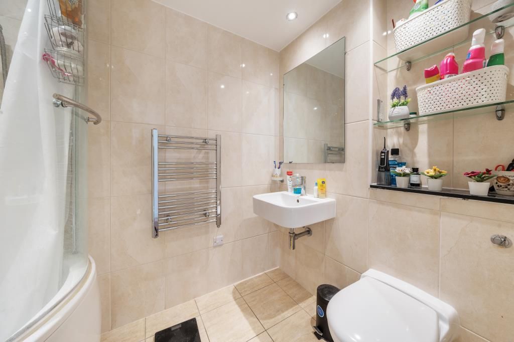 2 bed flat for sale in Slough, Berkshire SL2, £270,000