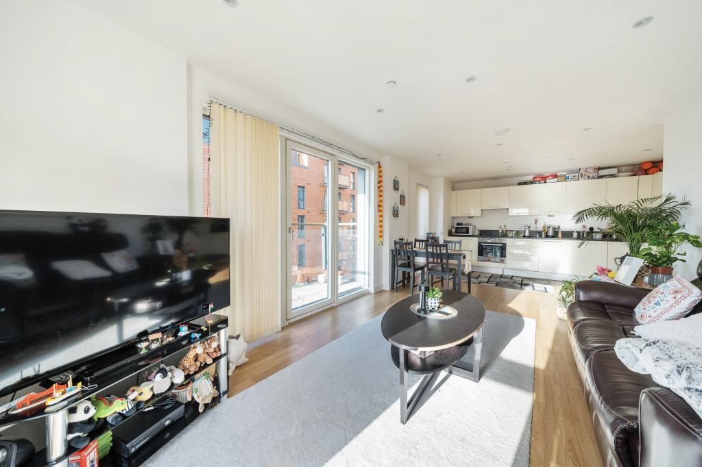 2 bed flat for sale in Slough, Berkshire SL2, £270,000