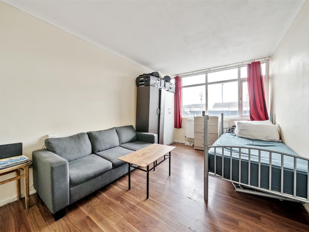 1 bed flat for sale in Wall End Road, London E6, £160,000