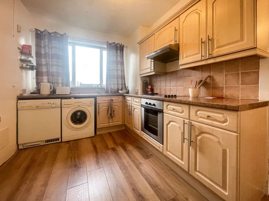 2 bed flat for sale in High Street, Johnstone PA5, £70,000