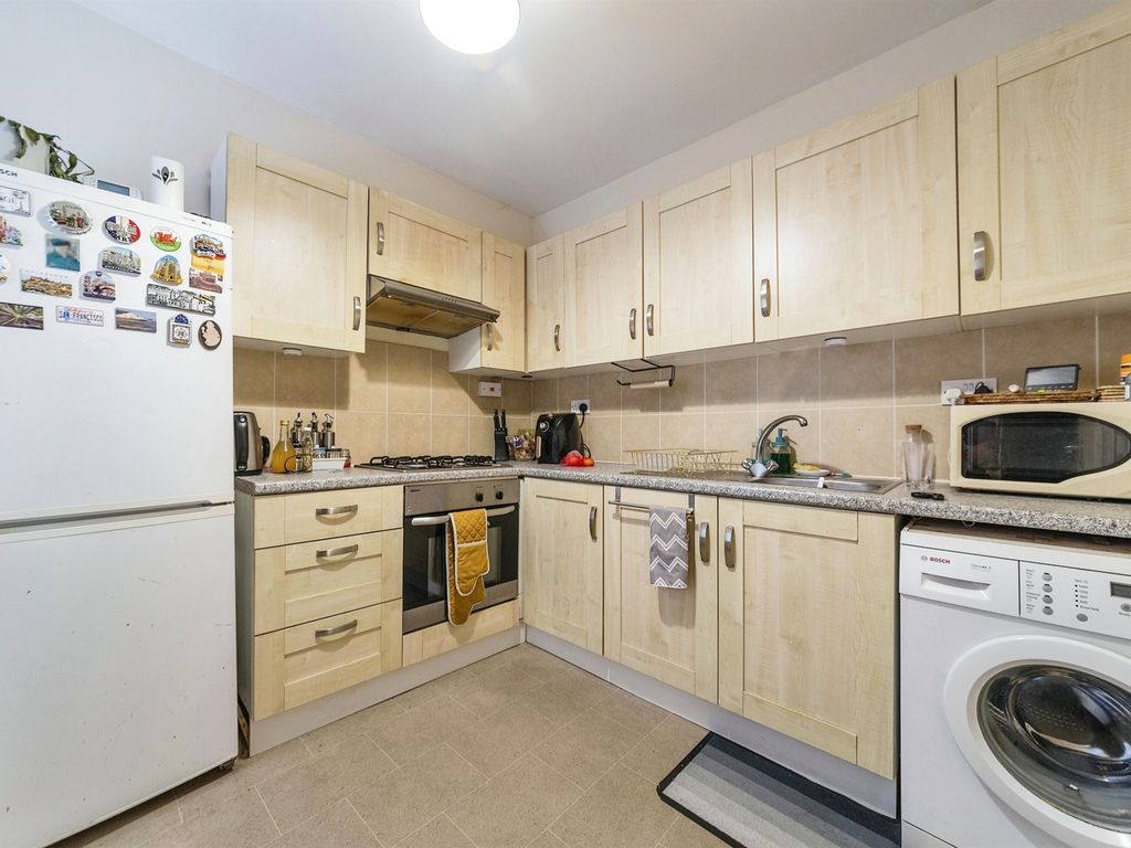 2 bed flat for sale in Westgate, Grantham NG31, £80,000