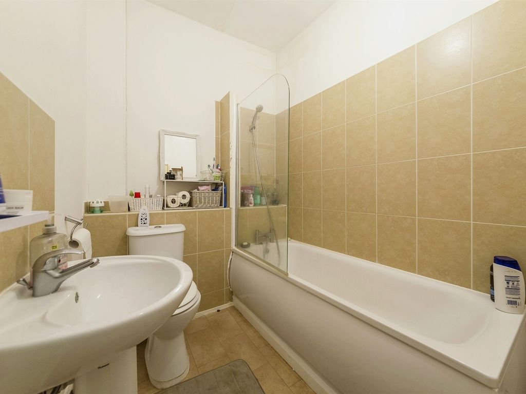 2 bed flat for sale in Westgate, Grantham NG31, £80,000