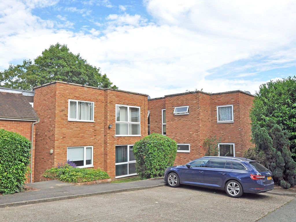 2 bed maisonette to rent in Croxley Rise, Maidenhead, Berkshire SL6, £1,500 pcm