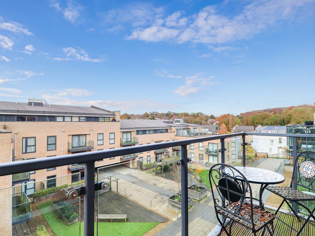 2 bed flat for sale in Grover House, Nash Mills HP3, £320,000