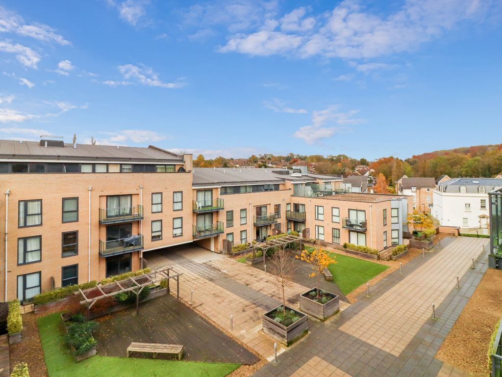 2 bed flat for sale in Grover House, Nash Mills HP3, £320,000