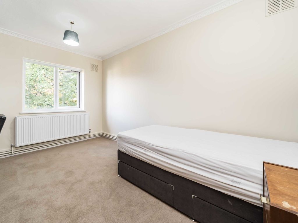 3 bed flat for sale in Great North Way, London NW4, £450,000