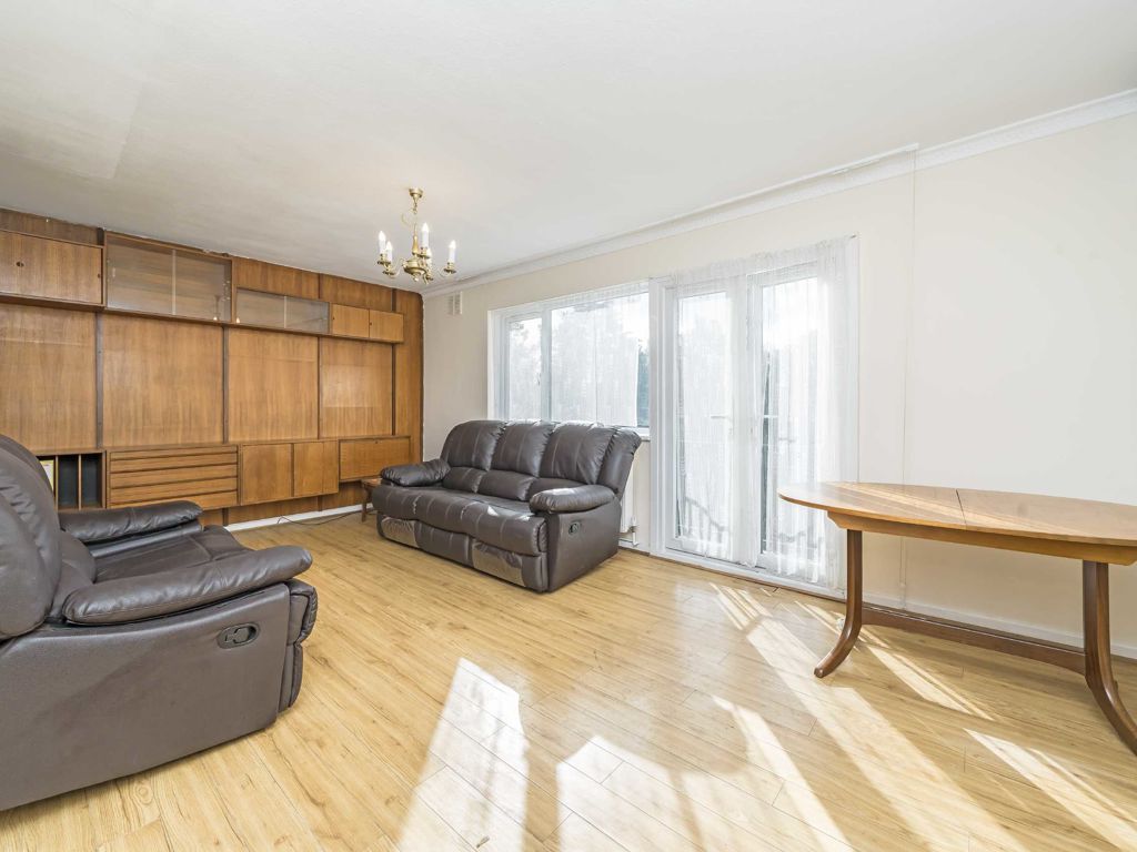 3 bed flat for sale in Great North Way, London NW4, £450,000