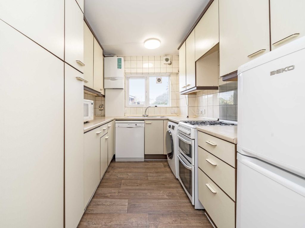 3 bed flat for sale in Great North Way, London NW4, £450,000