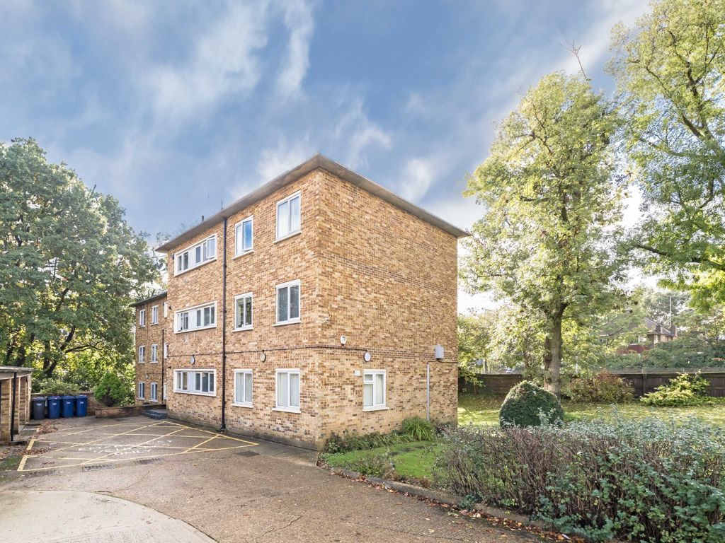 3 bed flat for sale in Great North Way, London NW4, £450,000