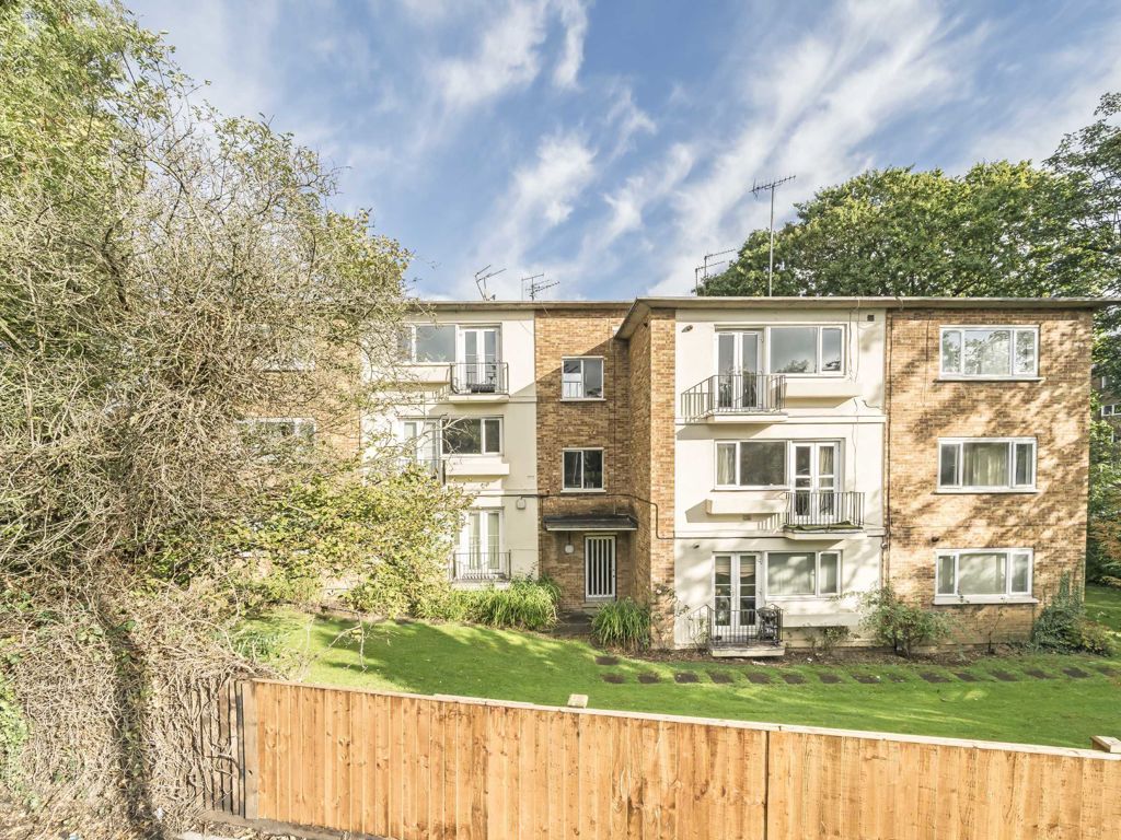 3 bed flat for sale in Great North Way, London NW4, £450,000