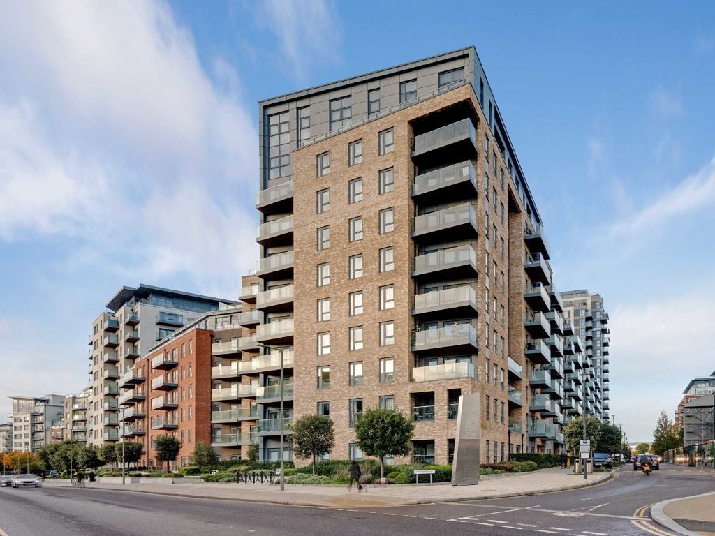2 bed flat for sale in Caversham Road, London NW9, £500,000