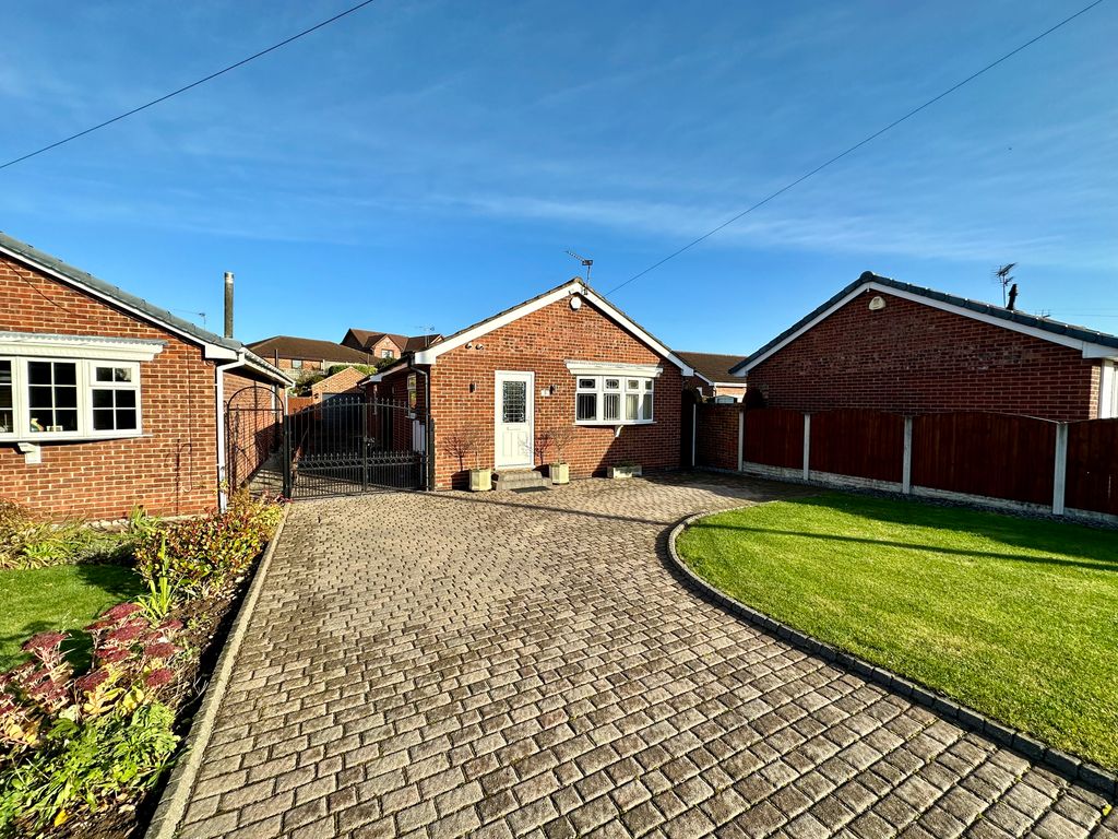 3 bed detached bungalow for sale in Pinefield Avenue, Barnby Dun, Doncaster DN3, £250,000